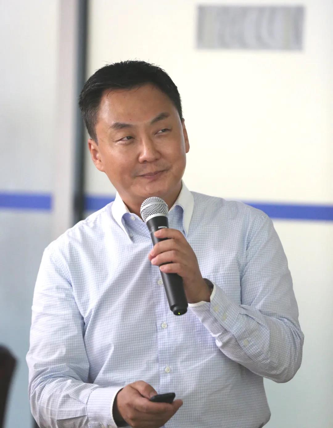 中國(guó)電子信息博覽會(huì)負(fù)責(zé)人、深圳市平板顯示行業(yè)協(xié)會(huì)副會(huì)長(zhǎng)兼秘書長(zhǎng)郭灝明介紹電博會(huì)籌備情況