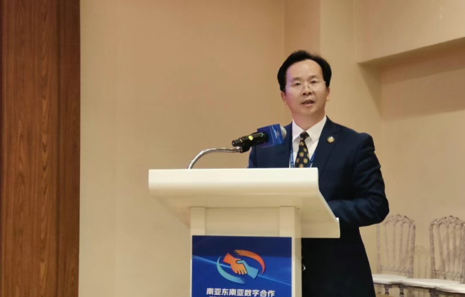 圖為中國(guó)電子商會(huì)副會(huì)長(zhǎng)兼秘書(shū)長(zhǎng)彭李輝宣讀倡議